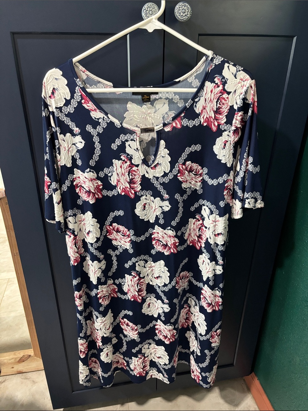 Espresso Navy Floral Keyhole Tunic size X Large